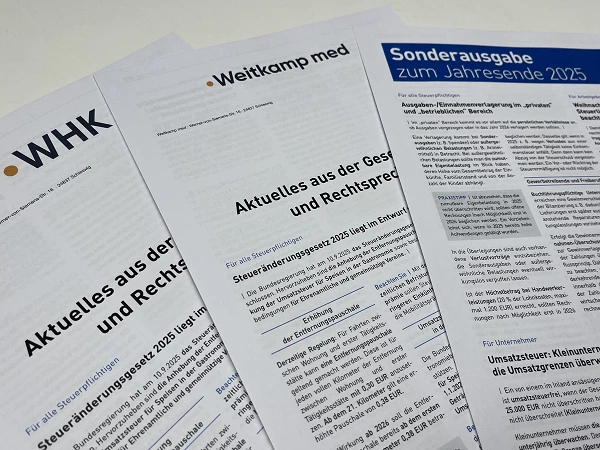 Drei gedruckte Dokumente mit Überschriften zu aktuellen rechtlichen Informationen, darunter ein Titel über das Steueränderungsgesetz 2025 und eine Sonderausgabe zum Jahresende 2025.
