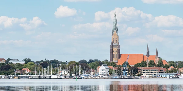 Blick auf Flensburger Hafen mit Kirche St. Marien im Hintergrund