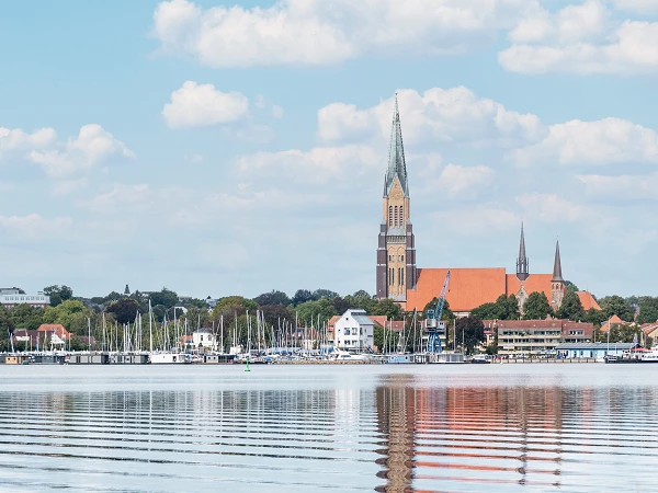 Blick auf Flensburger Hafen mit Kirche St. Marien im Hintergrund