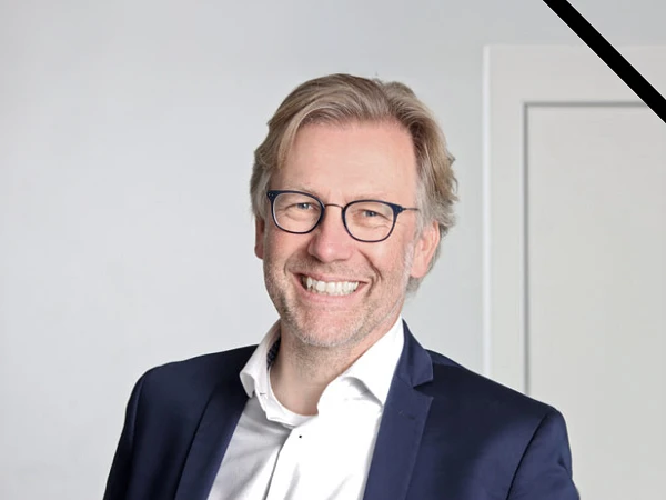 Porträt von Christoph Weitkamp mit Brille und blonden Haaren
