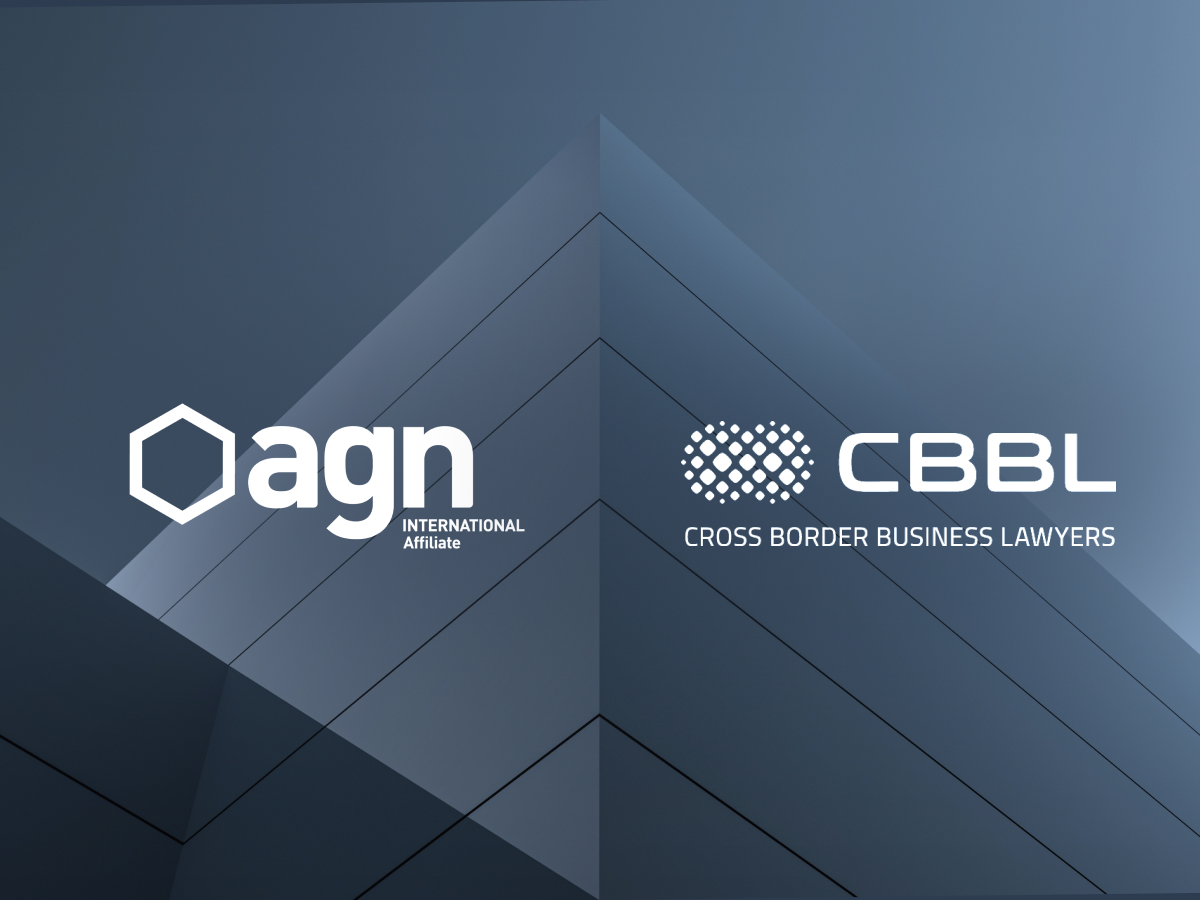 Das Bild zeigt die Logos von AGN International Affiliate und CBBL (Cross Border Business Lawyers) auf einem modernen, geometrischen Hintergrund in Blau- und Grautönen.