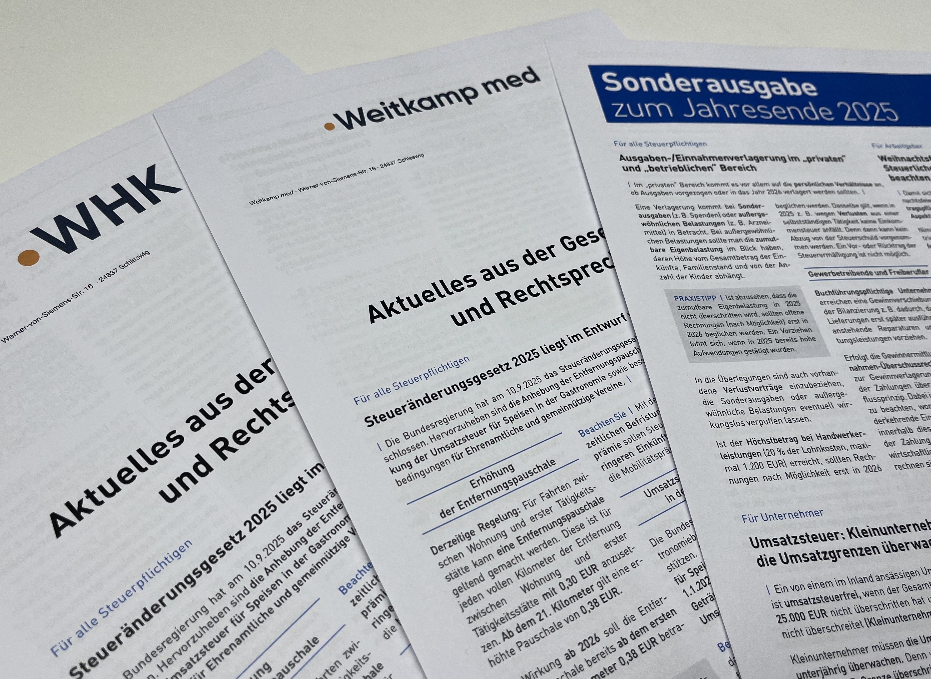 Drei gedruckte Dokumente mit Überschriften zu aktuellen rechtlichen Informationen, darunter ein Titel über das Steueränderungsgesetz 2025 und eine Sonderausgabe zum Jahresende 2025.