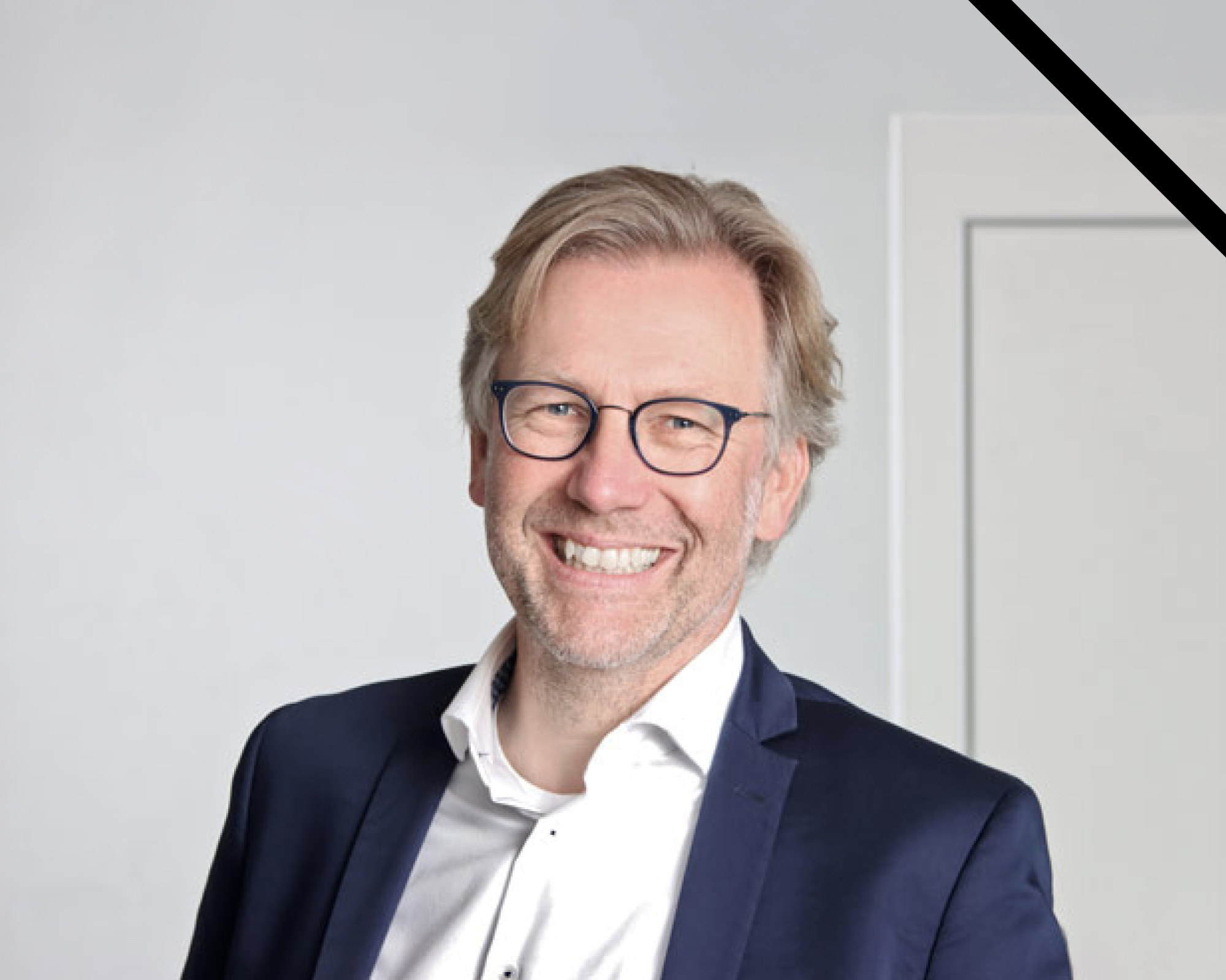 Porträt von Christoph Weitkamp mit Brille und blonden Haaren